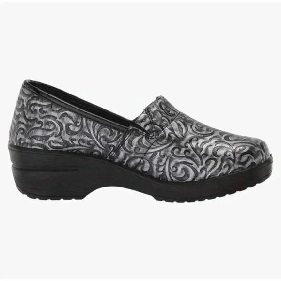 NEW Easy Street Professional Slip On Shoes Silver Artisan‎ Women's  size 9 NWT - Picture 1 of 12